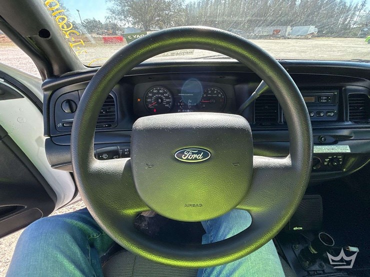 2010-ford-crown-victoria-sedan-image-12