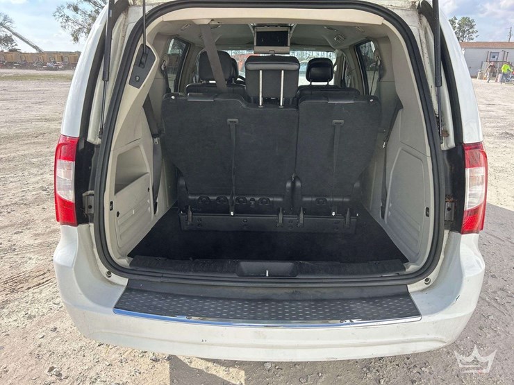 2016-chrysler-town-&-country-image-23