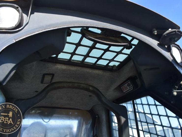 2015-deere-323e-image-38