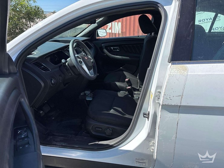 2015-ford-taurus-awd-sedan-image-8