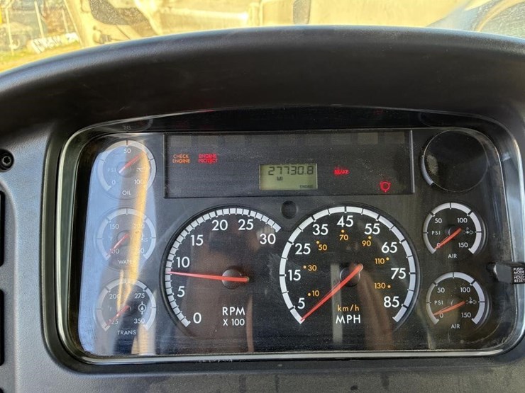 2010-freightliner-m2-106-image-10