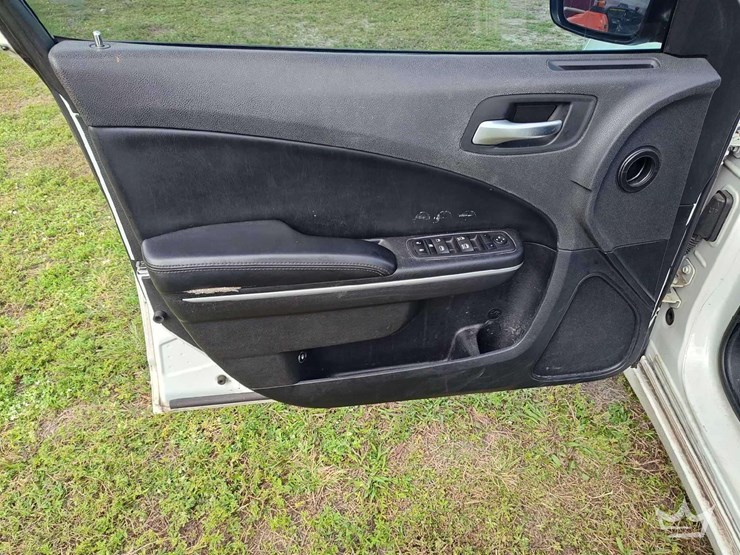 2017-dodge-charger-sedan-image-18