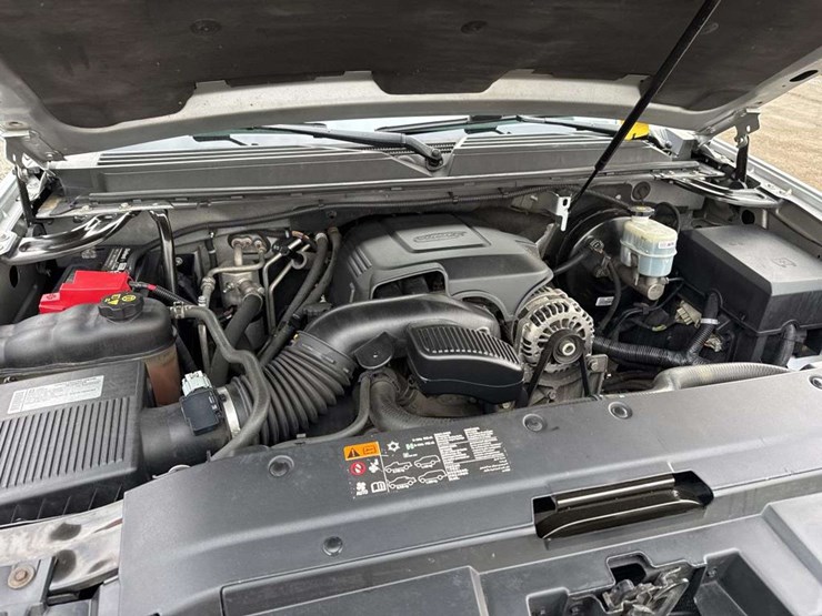 2012-chevrolet-suburban-1500-image-16