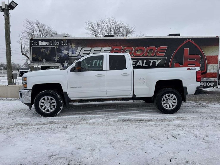 2016-chevrolet-silverado-2500hd-lt-image-2