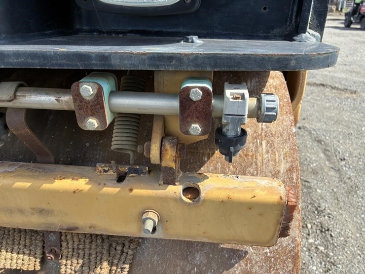 2016-caterpillar-cb-214d-image-9