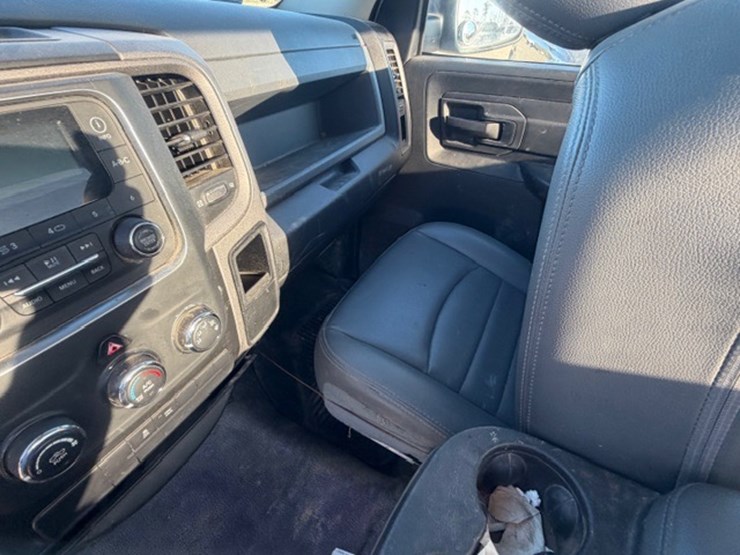 2019-ram-1500-classic-image-33