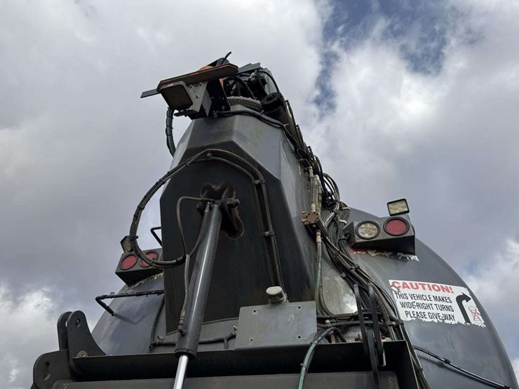 2016-caterpillar-ct660-image-19