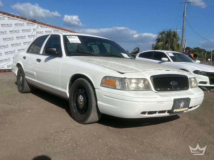 2010-ford-crown-victoria-image-2