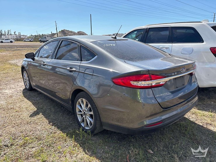 2017-ford-fusion-se-hybrid-sedan-image-4