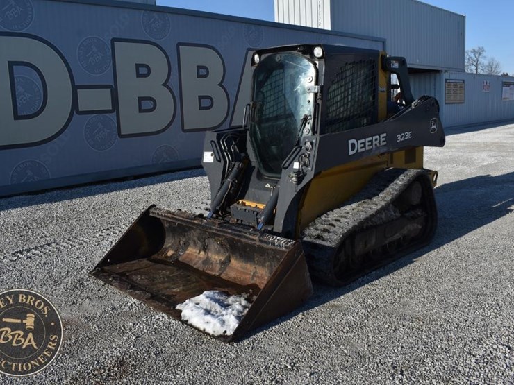 2015-deere-323e-image-3