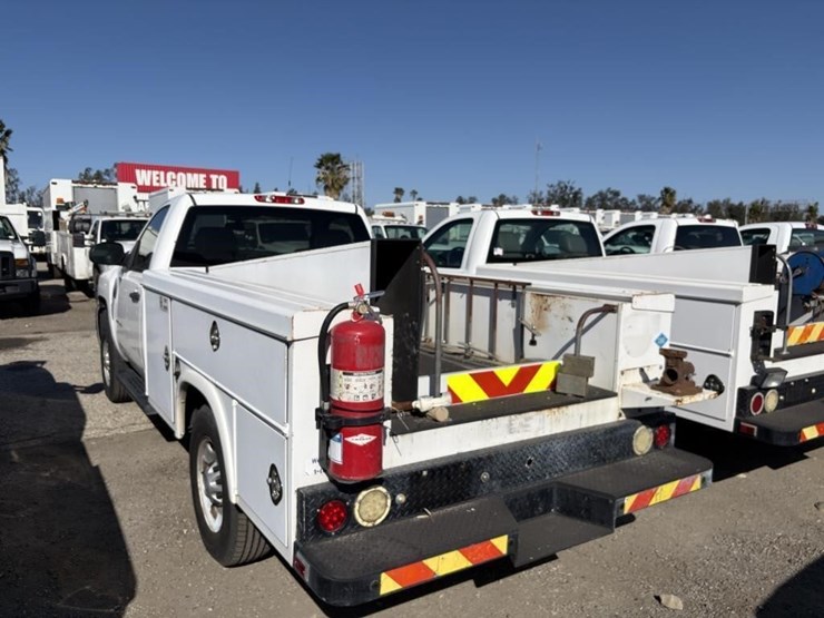 2011-chevrolet-2500-image-2