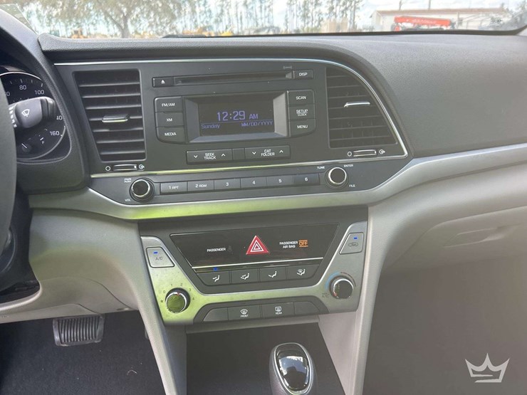 2017-hyundai-elantra-sedan-image-18