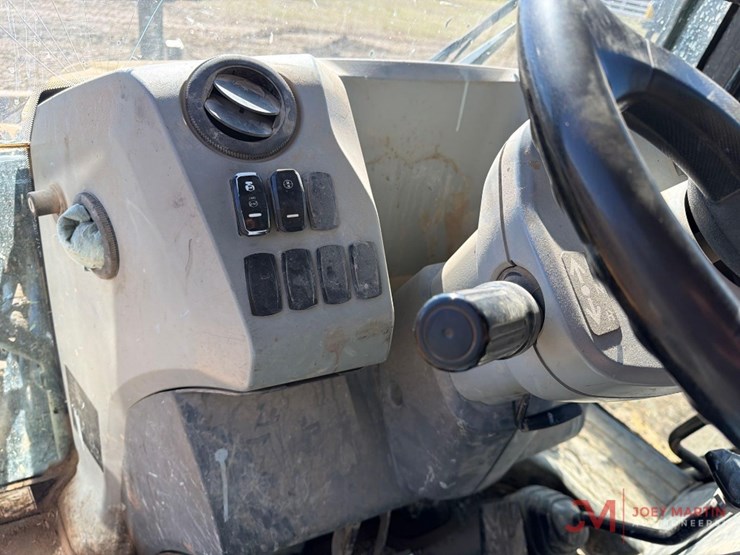 2017-caterpillar-420f2-image-28