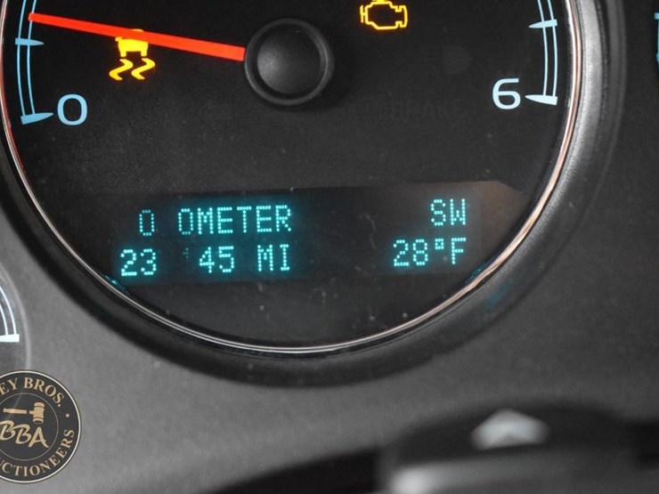 2013-chevrolet-tahoe-ls-image-24