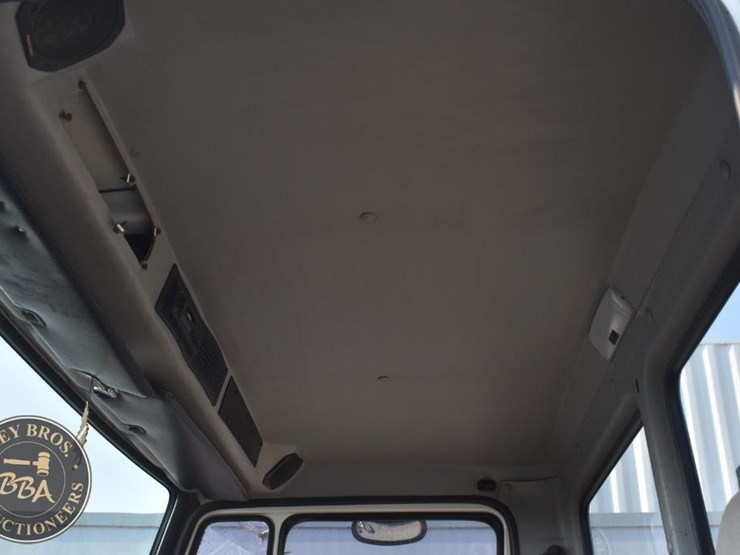 2001-freightliner-fl60-image-21