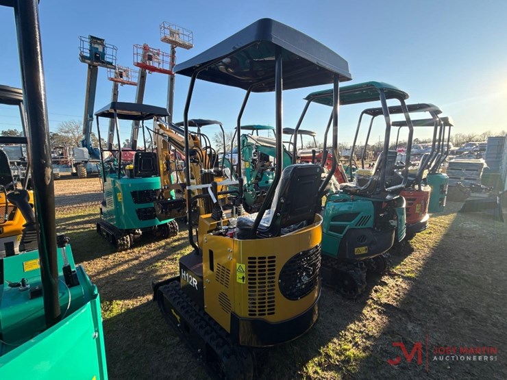 new/unused-findustry-h12r-mini-excavator-image-3