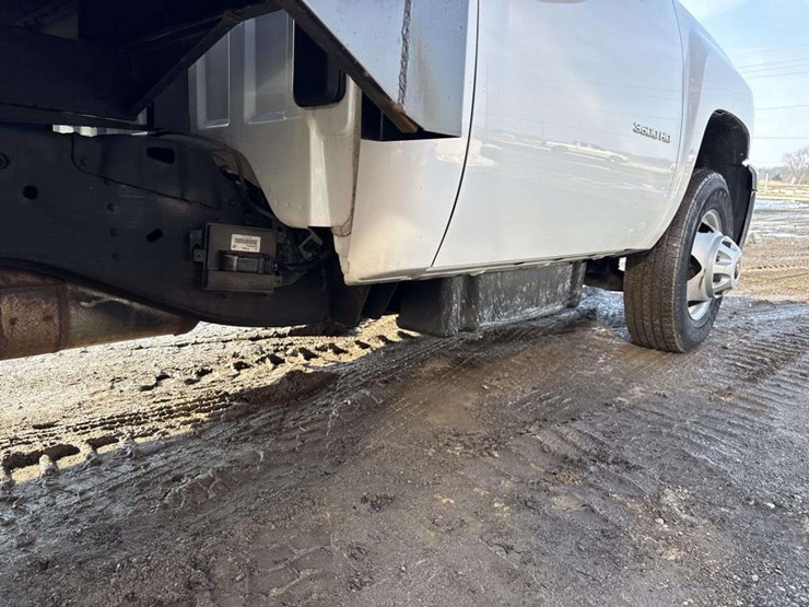 2013-chevrolet-3500-image-18