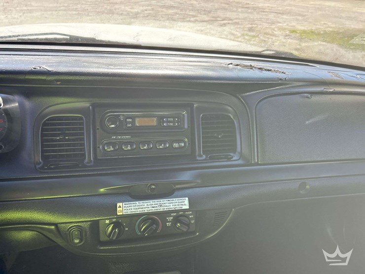 2010-ford-crown-victoria-sedan-image-16