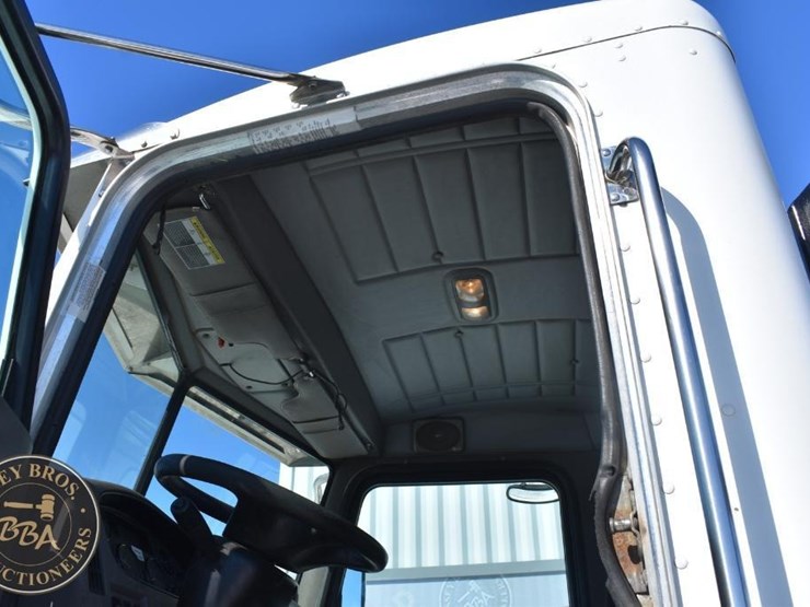 2012-peterbilt-348-image-26