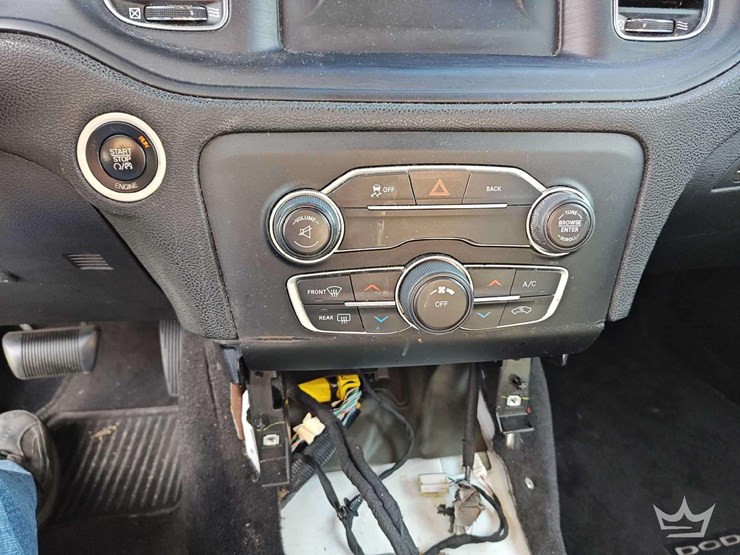 2015-dodge-charger-sedan-image-38