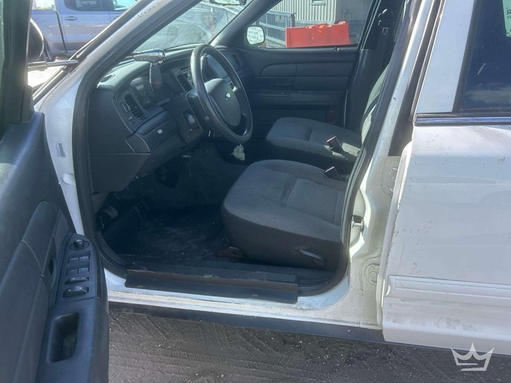 2010-ford-crown-victoria-image-12