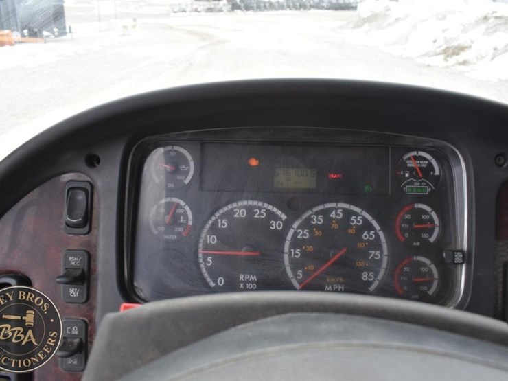 2015-freightliner-business-class-m2-106-image-28