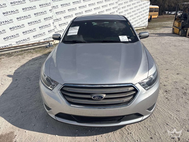 2016-ford-taurus-sedan-image-22