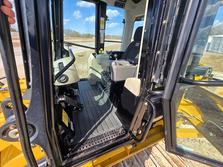 2015-caterpillar-953d-image-104