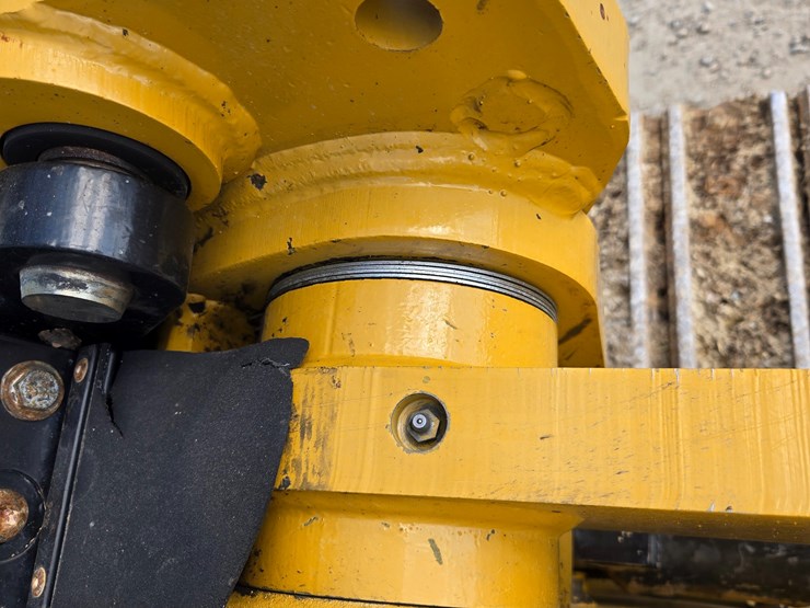 2015-caterpillar-953d-image-141