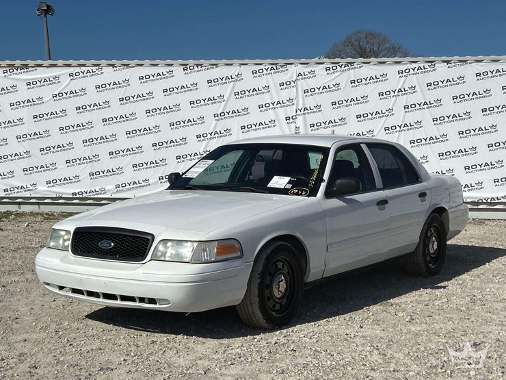 2010-ford-crown-victoria-sedan-image-1