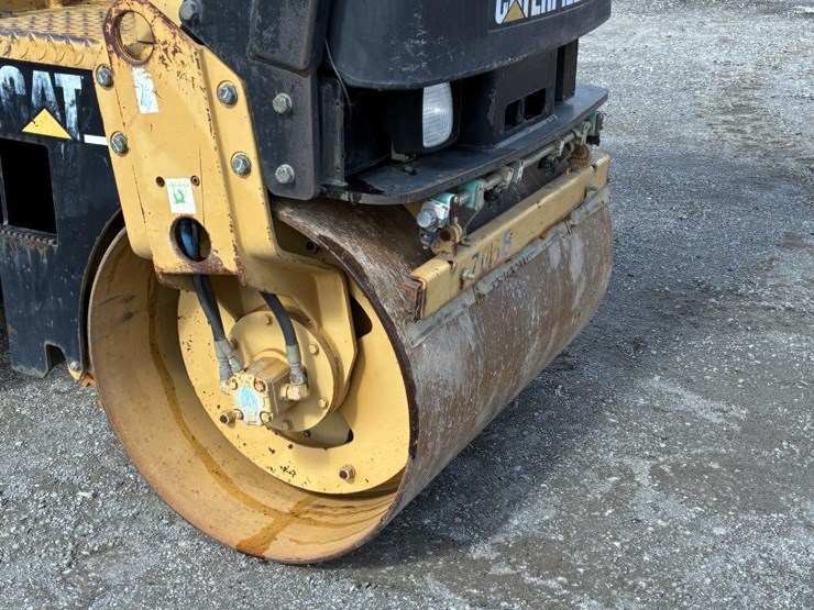 2016-caterpillar-cb-214d-image-11