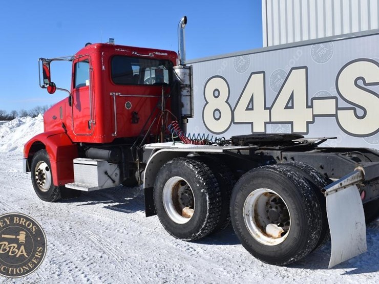 2005-peterbilt-385-image-3