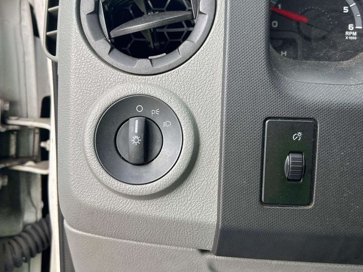 2012-ford-e350-image-16