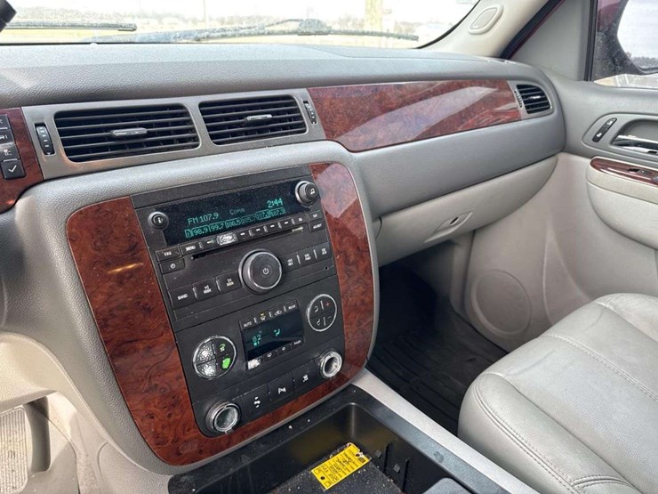 2010-chevrolet-tahoe-lt-image-22