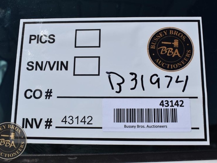 2012-peterbilt-348-image-38