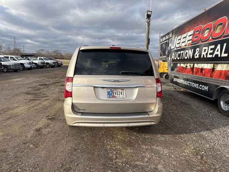 2013-chrysler-town-&-country-image-3