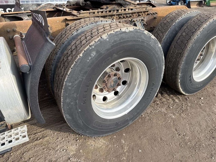 2007-volvo-vn-image-9