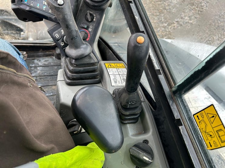 2020-bobcat-e85-image-24