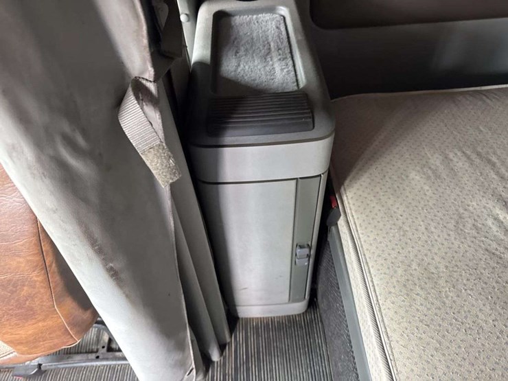 2000-freightliner-flc120-image-32