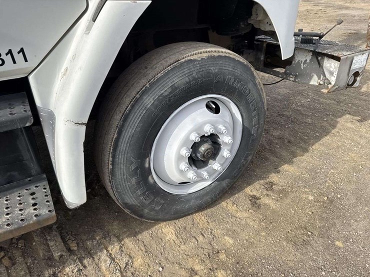 2000-freightliner-fl70-image-13