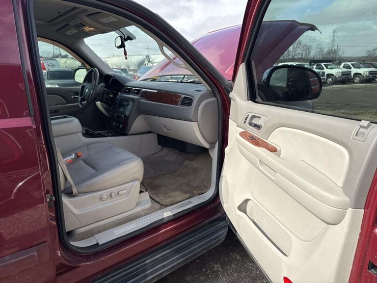 2008-chevrolet-suburban-image-14