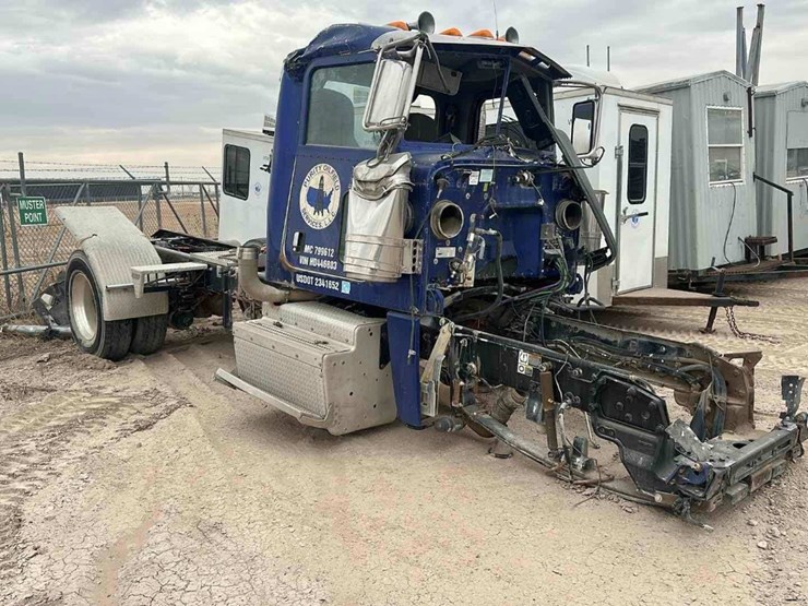 2017-peterbilt-389-image-2