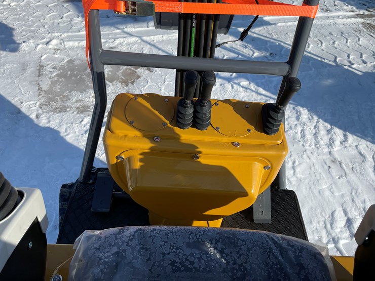 #5372-•-mx12rx-mini-excavator-image-11