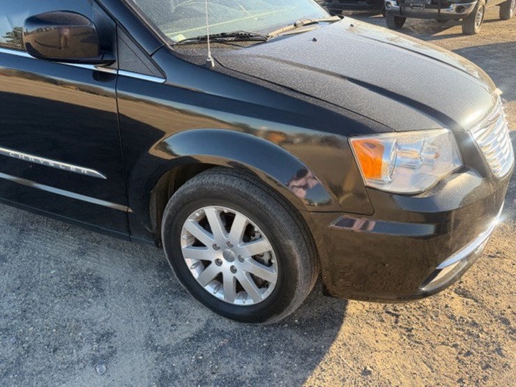 2014-chrysler-town-&-country-image-14