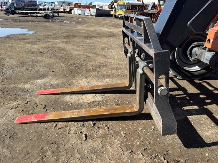 2017-jlg-8042-image-9