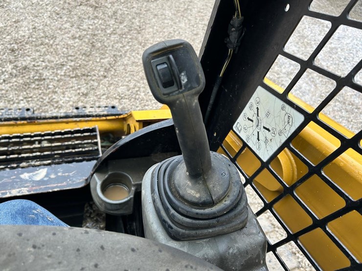 2015-caterpillar-259d-image-25