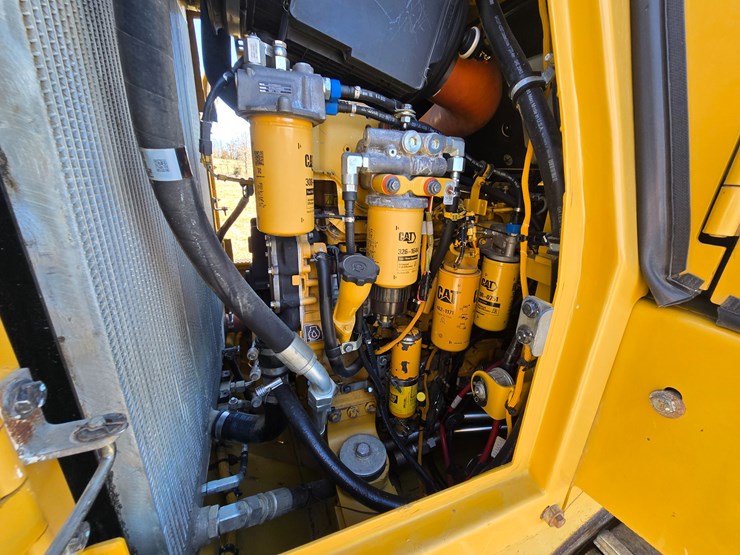 2015-caterpillar-953d-image-90