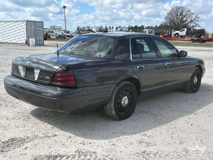 2007-ford-crown-victoria-sedan-image-3
