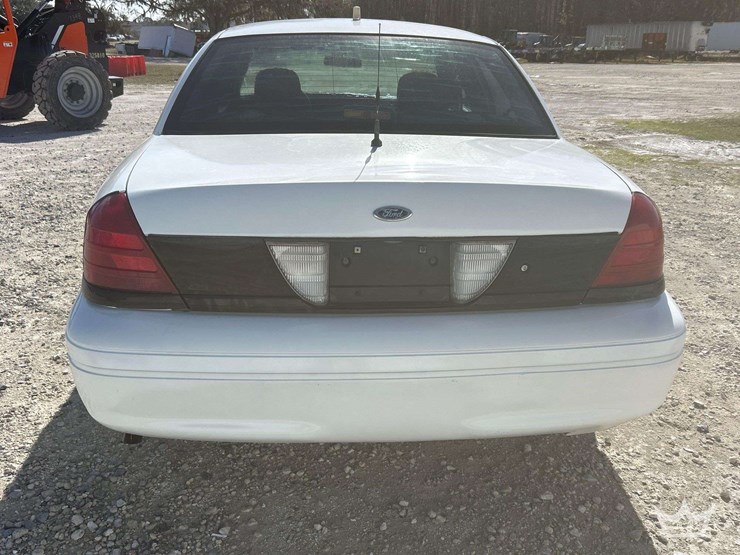 2010-ford-crown-victoria-sedan-image-26