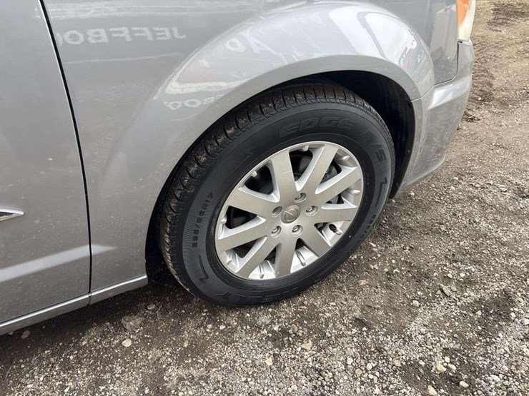 2014-chrysler-town-&-country-image-11